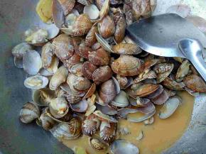 加入适量盐待花蛤全部张开，在汤汁里闷一下即可出锅