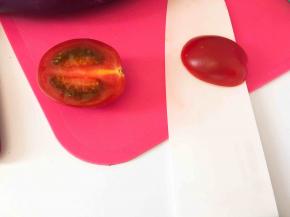 嘿嘿，好像也没有合适的衣服了，就用小番茄做小女孩的短袖衫吧。