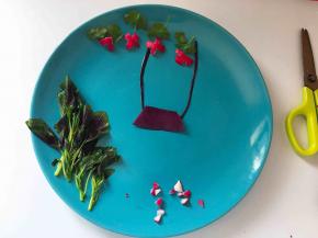 再切下一块茄子皮作秋千椅，摆成秋千的形状。