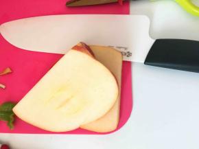 苹果切薄片剪成小女孩头的形状