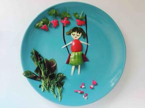 最后用海苔剪出头发和眼睛，这次嘴巴我也是用的萝卜皮，红红的樱桃小口好美腻！最后苹果片剪好胳膊和腿，摆到合适的位置。