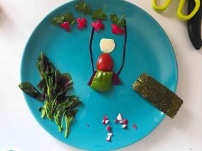 用青椒做小女孩裙子，虽然红配绿真的好奇怪啊！但是在童话王国什么奇怪的事没有呢！所以，嗯，就红短袖衫配绿裙子吧。