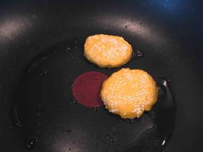 南瓜面团捏成小饼,两侧撒芝麻，平底锅小火煎熟