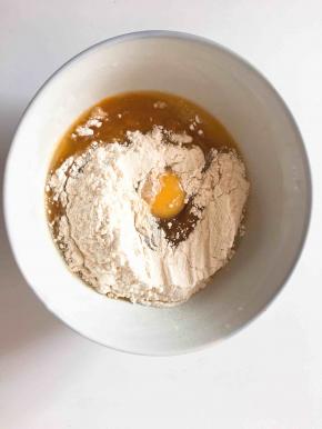 将南瓜糊面粉鸡蛋混合和面