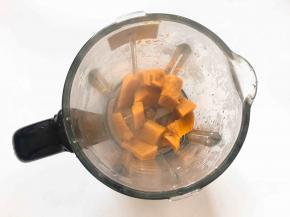 蒸熟的南瓜放入破壁机中打成南瓜糊