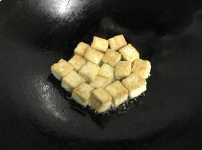 2、豆腐入油锅炸至两面金黄后捞出。