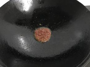 3、锅中留底油放入番茄酱翻炒。