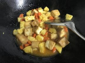 6、炒匀后放入菠萝丁再次翻炒均匀后用水淀粉勾芡后即可出锅。