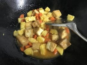 6、炒匀后放入菠萝丁再次翻炒均匀后用水淀粉勾芡后即可出锅。