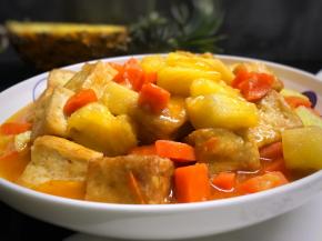7、酸甜入味的菠萝咕噜豆腐。