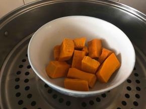 南瓜切块后蒸锅中蒸熟