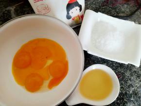 准备好所需食材，鸡蛋蛋黄蛋清分离，分别装在两个无水无油的容器里（图中未拍蛋清和清水）