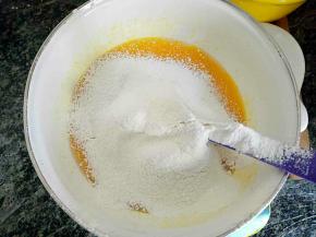 蛋黄加入水，玉米油，和20克白糖翻拌均匀，最后筛入低筋面粉翻拌均匀