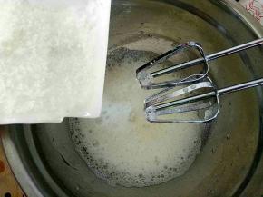 蛋清加入白醋，用电动打蛋器低速打发蛋白，打发到大鱼眼泡时加入10克白糖