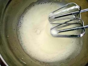 打至小鱼眼泡时再加入10克白糖