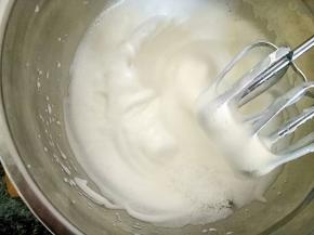 最后打到出现纹路时加入最后10克白糖