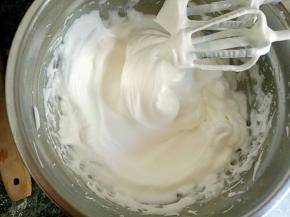 继续继续低速打发直至慢慢抬起打蛋器，打蛋器头的蛋白呈现一个短而直的尖，且倒扣蛋白不会流动，说明蛋白已经到了硬性发泡，就可以了