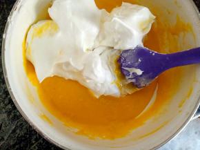 把打发好的蛋白分三次加入到蛋黄糊中，翻拌均匀，动作要轻柔，不要画圈，以免消泡