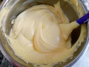 翻拌好的蛋糕糊