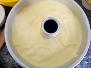 把蛋糕糊倒入模具中，震出大气泡