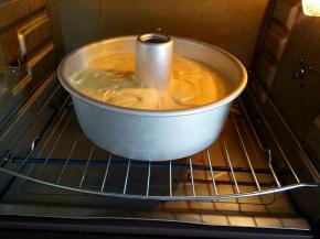 把装有蛋糕糊的模具放入预热好的烤箱中下层，上下火120度烤40-50分钟即可