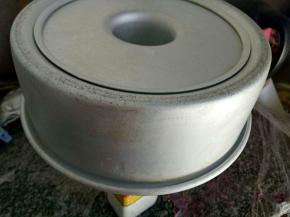 烤好的蛋糕立刻从烤箱取出，震几下，倒扣在酒瓶上，彻底放凉后脱模