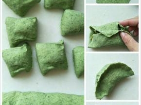 ​2，中间捏起，然后两边依次捏起来，像包饺子一样，然后用手掌压平。