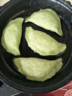 
铁锅小火抹一点油放入生胚，留有距离，