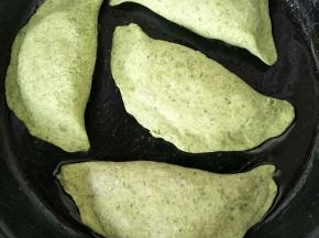 
铁锅小火抹一点油放入生胚，留有距离，