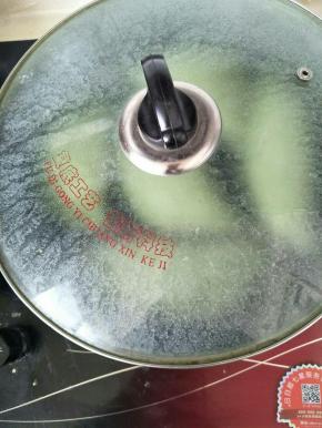 盖上锅盖，一面煎黄翻过来在煎另一面，