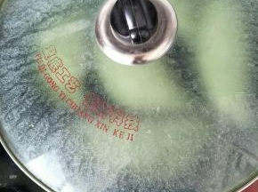 盖上锅盖，一面煎黄翻过来在煎另一面，
