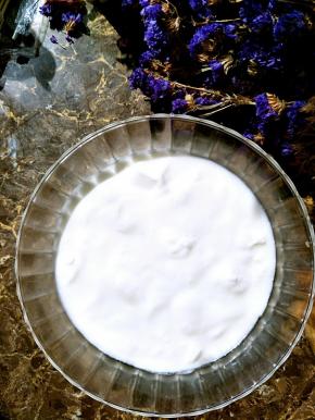 酸奶加淡奶油加糖搅拌均匀