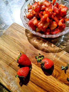 鲜草莓洗净切小块