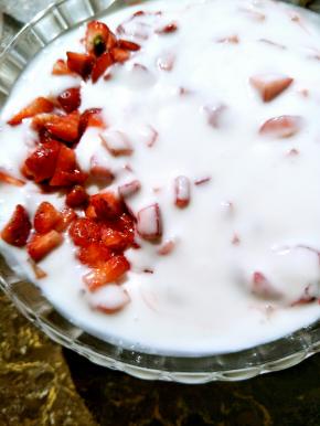 搅拌好的酸奶草莓很细腻