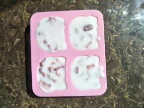 倒入洗净的模具里