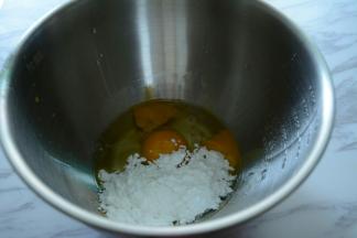 在鸡蛋中加入糖粉。