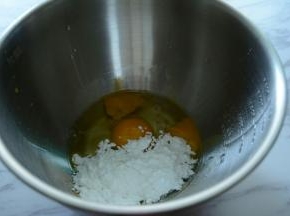 在鸡蛋中加入糖粉。