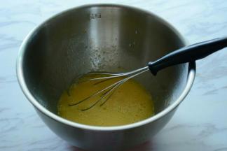 接着加入玉米油混合均匀。