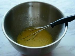 接着加入玉米油混合均匀。