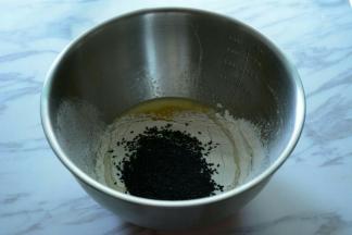 低筋面粉过筛加入熟黑芝麻。