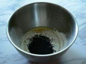 低筋面粉过筛加入熟黑芝麻。
