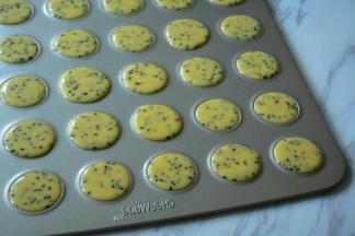 将混合好的面糊取一勺放入模具中。