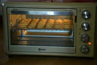 烤箱预热160度，烘烤15～20分钟。实际温度根据自己家烤箱而定。