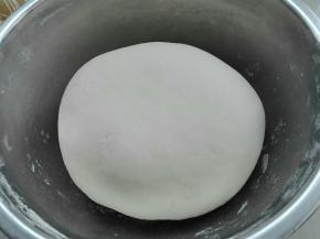 面粉，水，盐混合揉成光滑面团，醒发30分钟