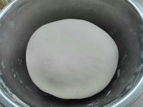 面粉，水，盐混合揉成光滑面团，醒发30分钟