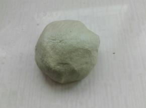 切成取出一小块面团加抹茶粉揉光滑