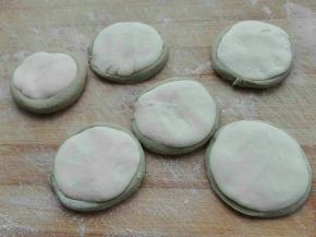 白色剂子分别按扁，用绿色长条围住，如图所示