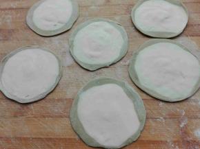 分别擀成饺子皮