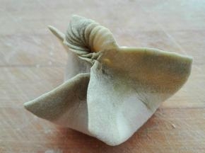 同相邻的一个边捏起来