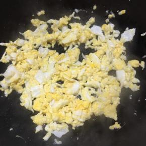 锅中加入少许油，大火烧热，打入鸡蛋炒散，盛出备用。